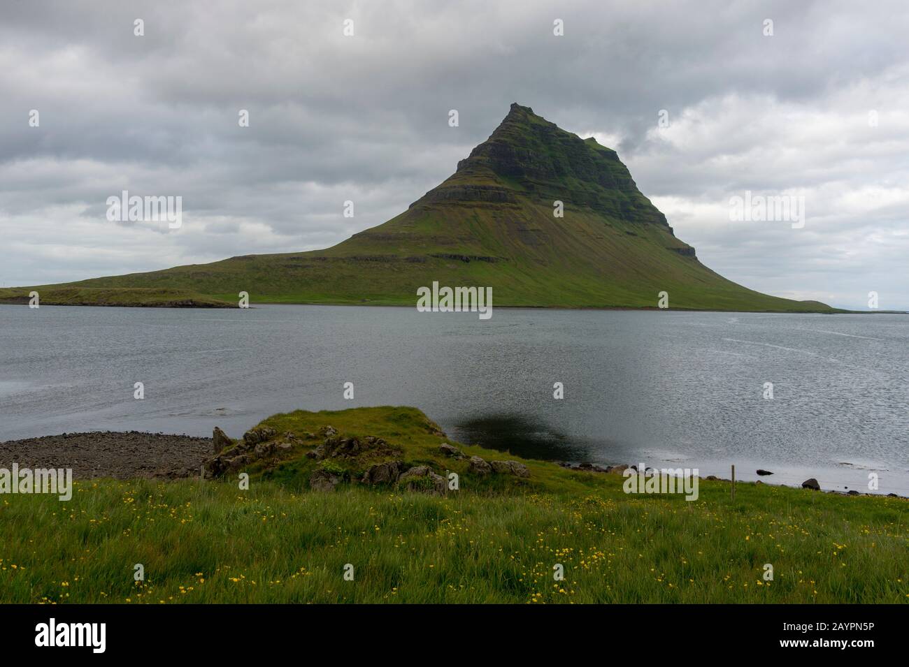 Vista di Kirkjufell (montagna della Chiesa), una montagna alta 463 metri sulla costa nord della penisola di Snaefellsnes nell'Islanda occidentale. Foto Stock