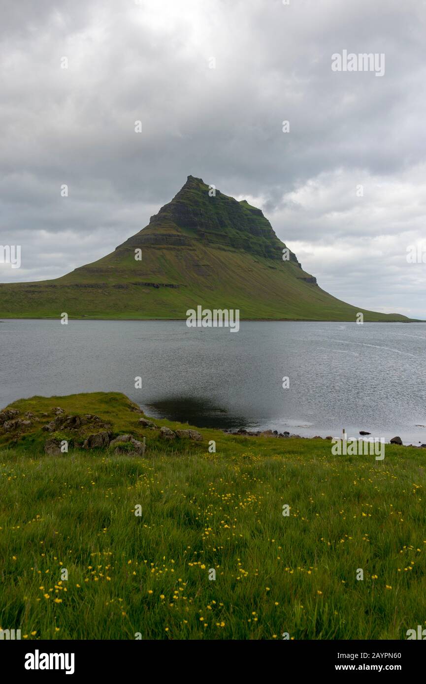 Vista di Kirkjufell (montagna della Chiesa), una montagna alta 463 metri sulla costa nord della penisola di Snaefellsnes nell'Islanda occidentale. Foto Stock