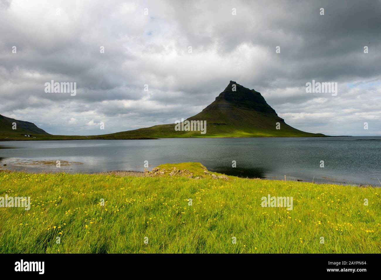 Vista di Kirkjufell (montagna della Chiesa), una montagna alta 463 metri sulla costa nord della penisola di Snaefellsnes nell'Islanda occidentale. Foto Stock