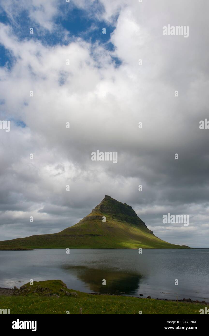 Vista di Kirkjufell (montagna della Chiesa), una montagna alta 463 metri sulla costa nord della penisola di Snaefellsnes nell'Islanda occidentale. Foto Stock