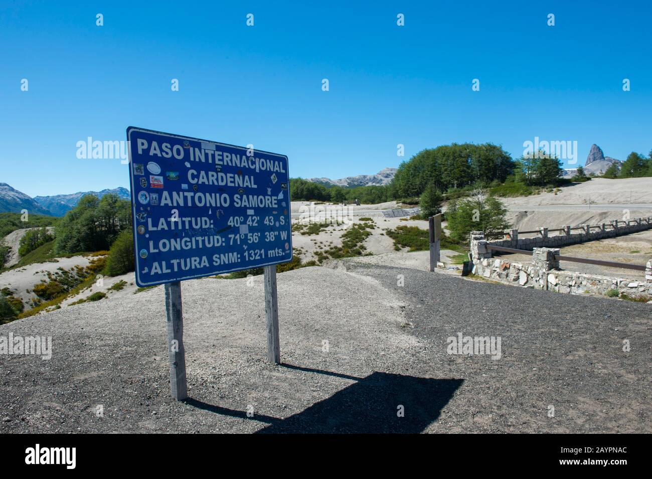 Cenere vulcanica dall'eruzione del Puyehue-Cordón Caulle del 2011 al Passo Cardenal Antonio Samoré, uno dei principali passi di montagna attraverso il so Foto Stock