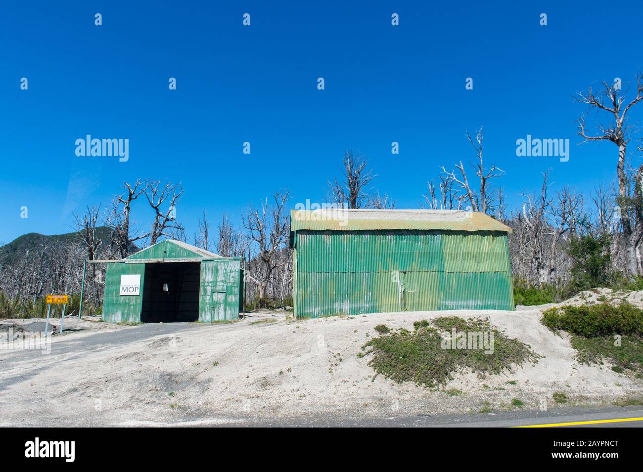 Cenere vulcanica dall'eruzione del Puyehue-Cordón Caulle del 2011 che copre un edificio di manutenzione stradale vicino al Passo Cardenal Antonio Samoré, uno dei Foto Stock
