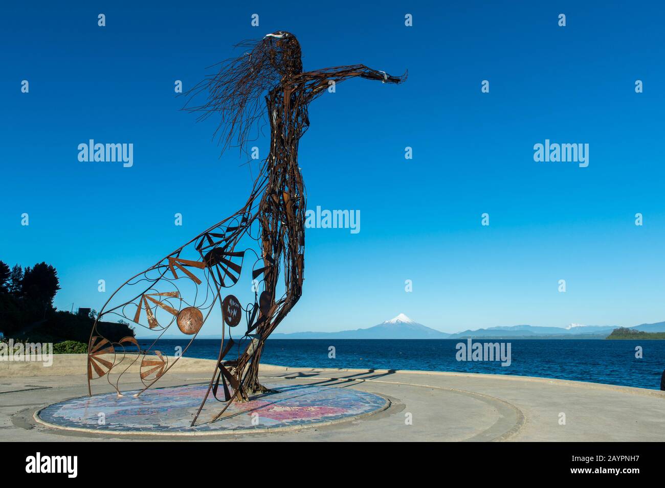 Una scultura in metallo sul lungomare di Puerto Varas con il Lago Llanquihue e il Monte Osorno nel Lake District vicino a Puerto Montt, Cile. Foto Stock