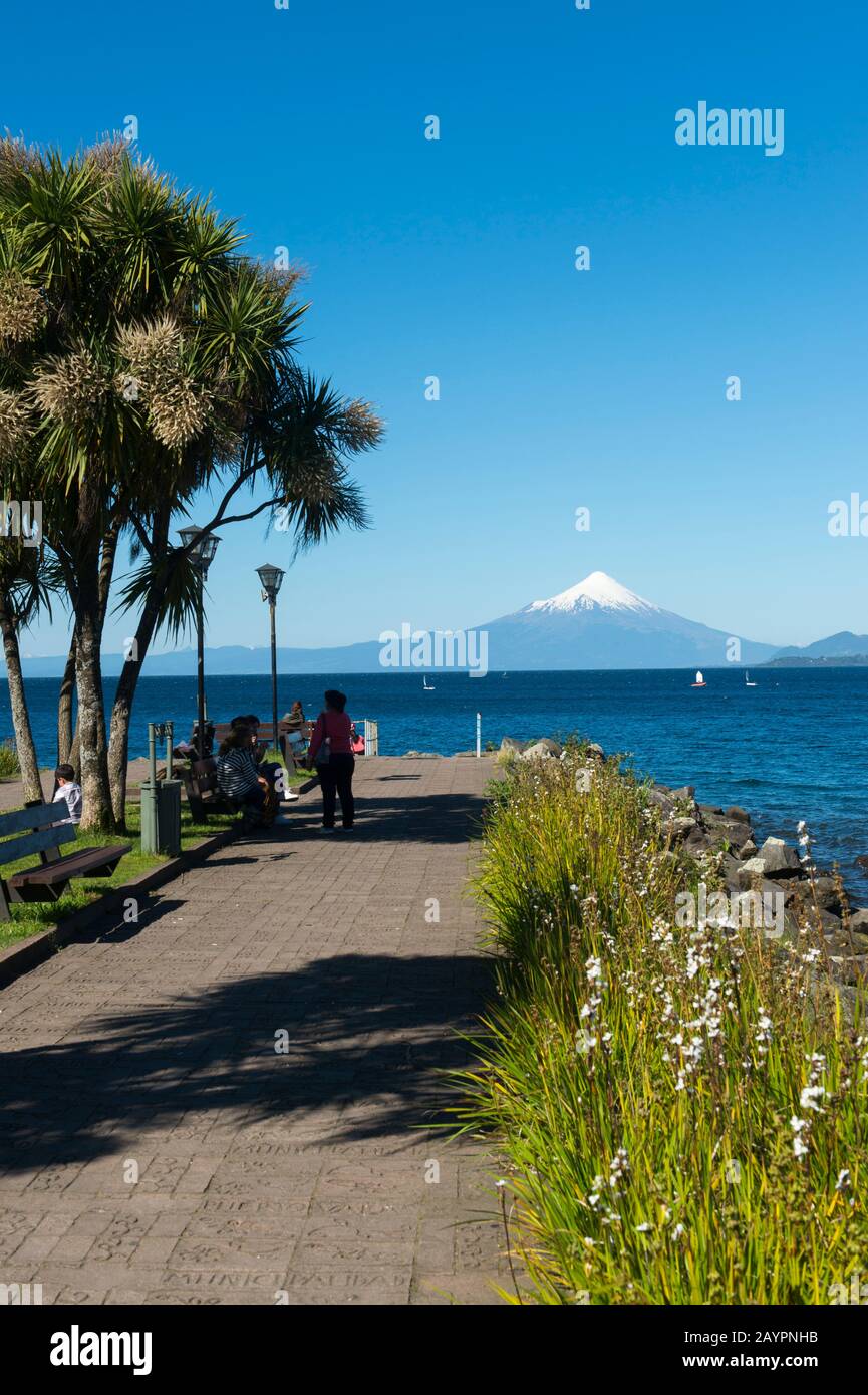 Vista sul lungomare di Puerto Varas con il lago Llanquihue e il monte Osorno nel Lake District vicino a Puerto Montt, Cile. Foto Stock
