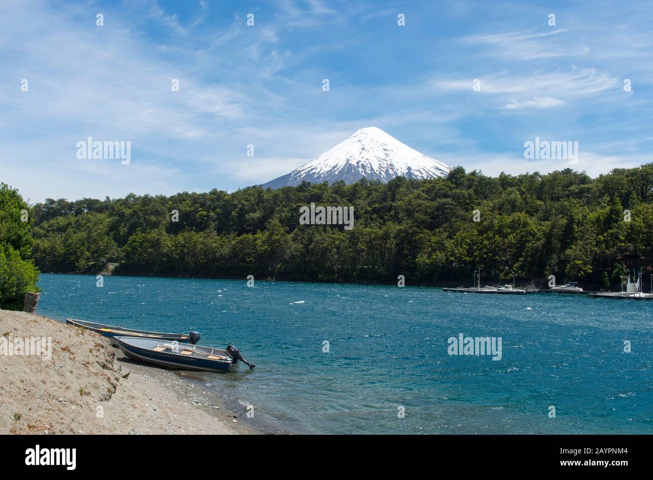 Vista sulla neve e sul ghiacciaio del vulcano Osorno, uno stratovulcano nel Cile meridionale, nel Parco Nazionale Vicente Perez Rosales, vicino a Puerto Varas e. Foto Stock