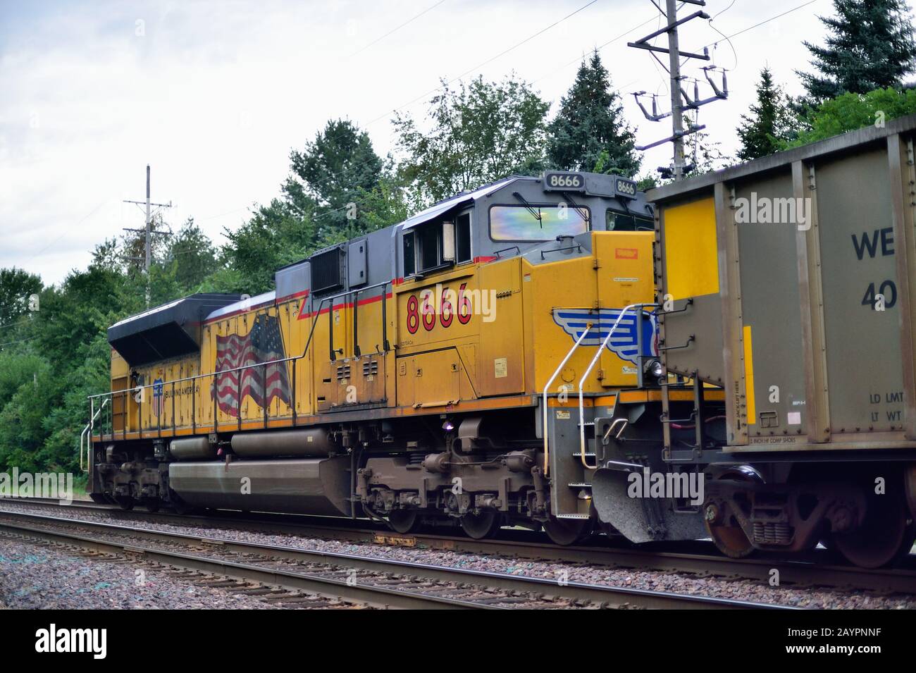 Elburn, Illinois, Stati Uniti. Una locomotiva dell'Unione del Pacifico funge da unità di supporto sull'estremità posteriore spingendo un treno di tramogge di carbone vuote. Foto Stock