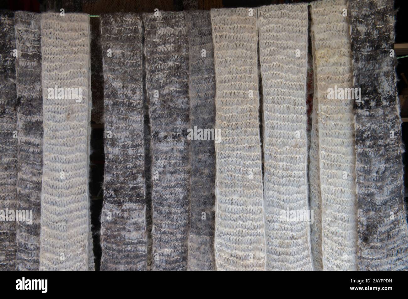 Souvenir artigianali di lana (sciarpe) in vendita a Dalcahue, Isola di Chiloe, Cile meridionale. Foto Stock