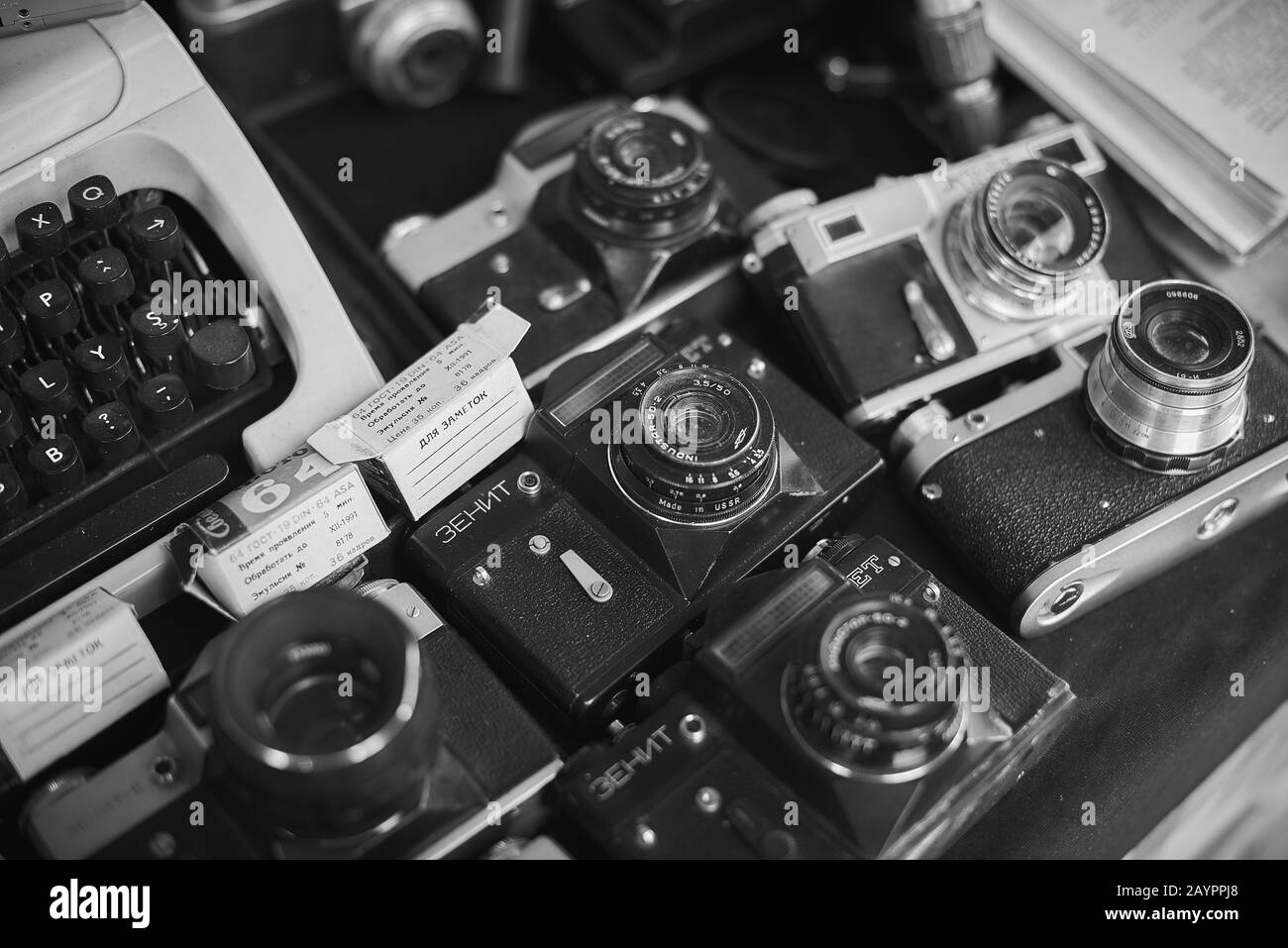 Yerevan, Armenia 13 ottobre 2019: Fotocamere e obiettivi vintage sovietici e stranieri sul mercato Foto Stock