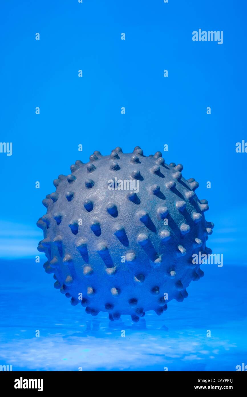 Modello di coronavirus isolato a colori b/g.. Per virus influenzale, SARS, MERS, virus Covid-19, CV19, Marburg virus metafora, astratto medico, ricerca virus. Foto Stock