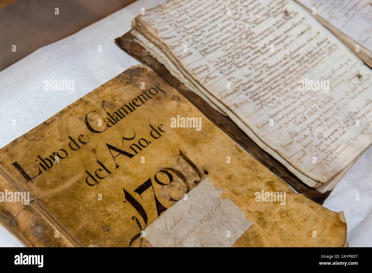 Dettaglio di un libro nel Museo Regionale di Ancud che mostra il patrimonio che riflette l'identità dell'arcipelago di Chiloe Island nel sudovra Foto Stock