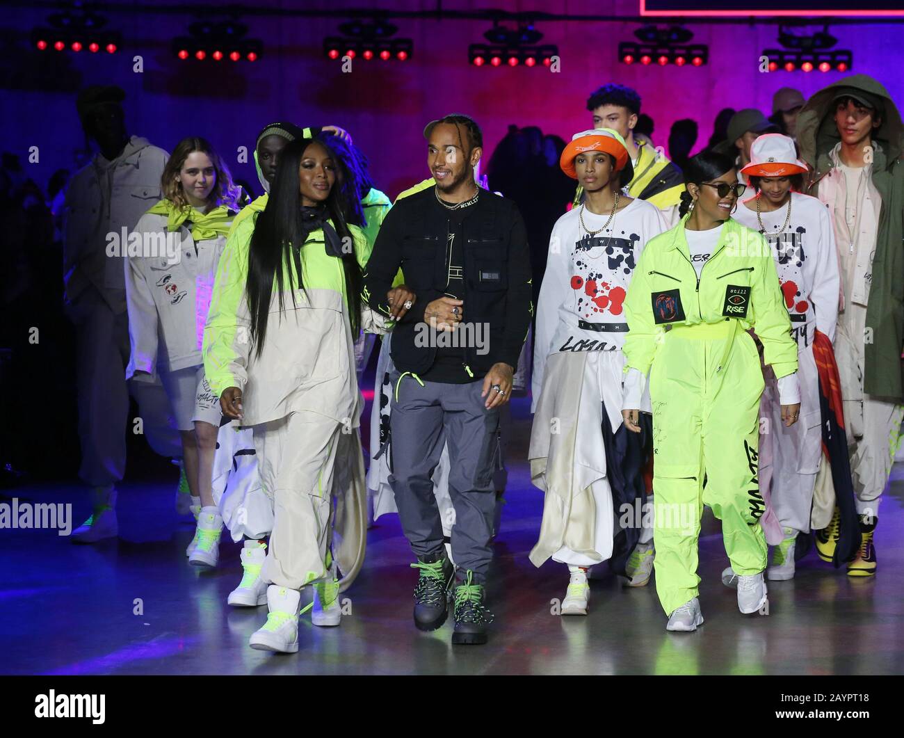 (A sinistra) Naomi Campbell e Lewis Hamilton al finale dopo la passerella durante lo spettacolo Tommy Hilfiger alla London Fashion Week di febbraio 2020 alla Tate Modern di Londra. Foto Stock