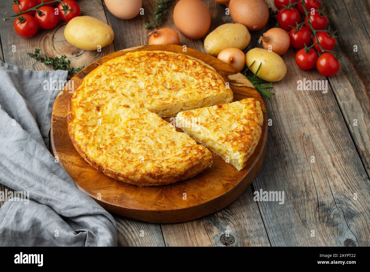 Frittata spagnola con patate e cipolla, tipica cucina spagnola. Tortilla espanola. Rustico sfondo scuro. Vista dall'alto con spazio di copia. Foto Stock