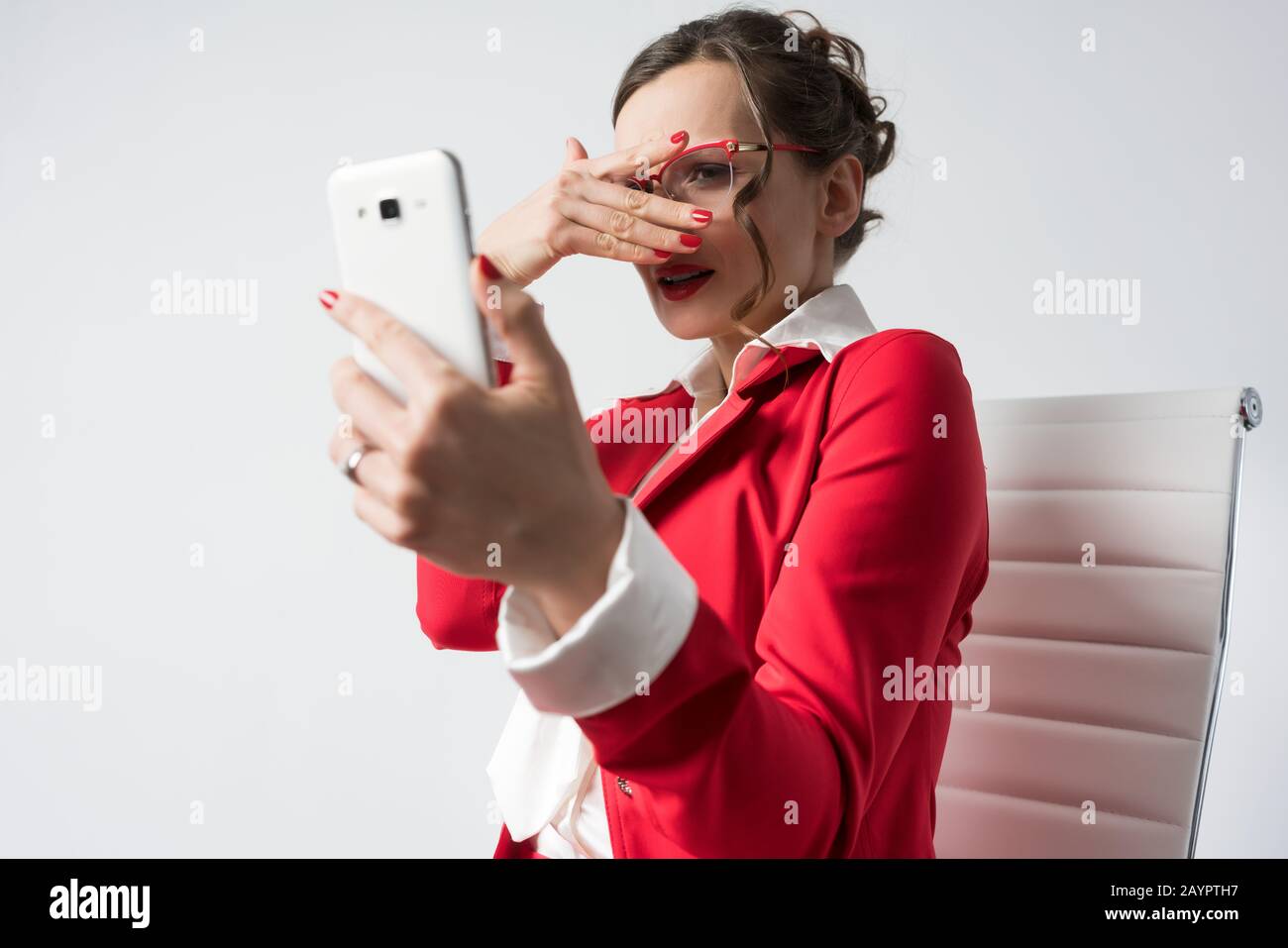 Businesswoman non può nemmeno guardare lo schermo del suo telefono Foto Stock