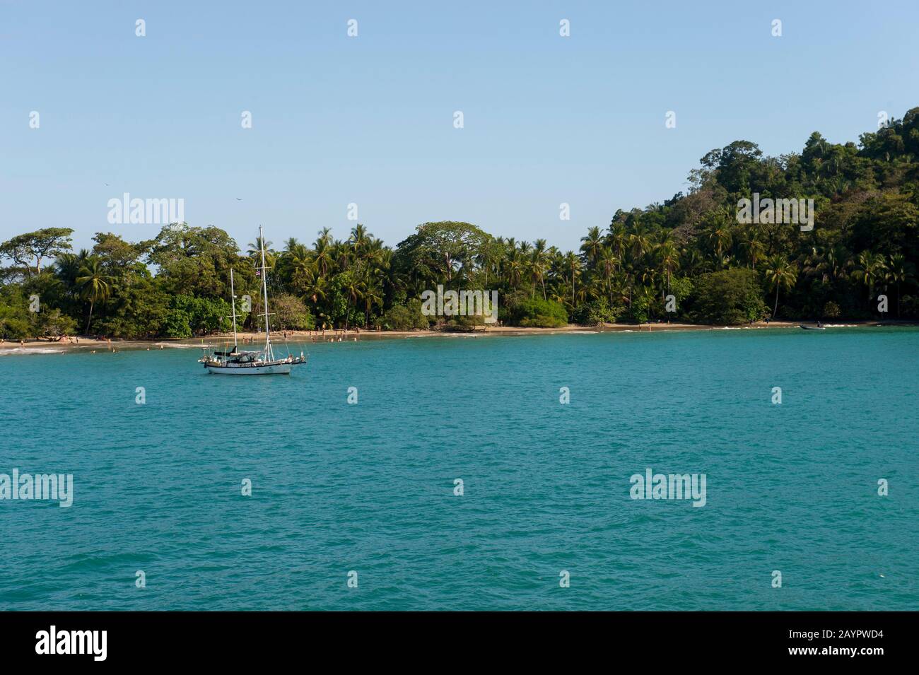 Vista da una nave di una barca a vela ancorata di fronte al Parco Nazionale Manuel Antonio in Costa Rica. Foto Stock
