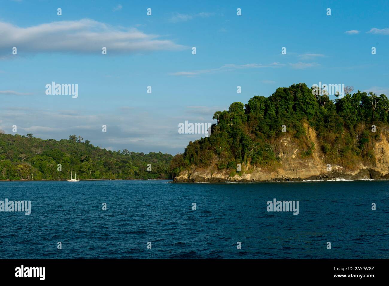 Vista da una nave di una barca a vela ancorata di fronte al Parco Nazionale Manuel Antonio in Costa Rica. Foto Stock