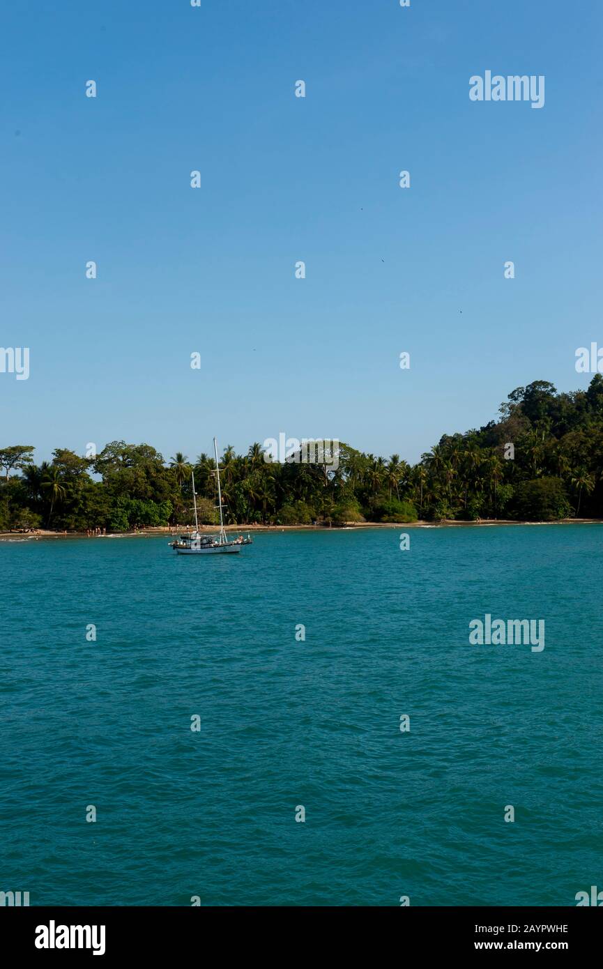 Vista da una nave di una barca a vela ancorata di fronte al Parco Nazionale Manuel Antonio in Costa Rica. Foto Stock