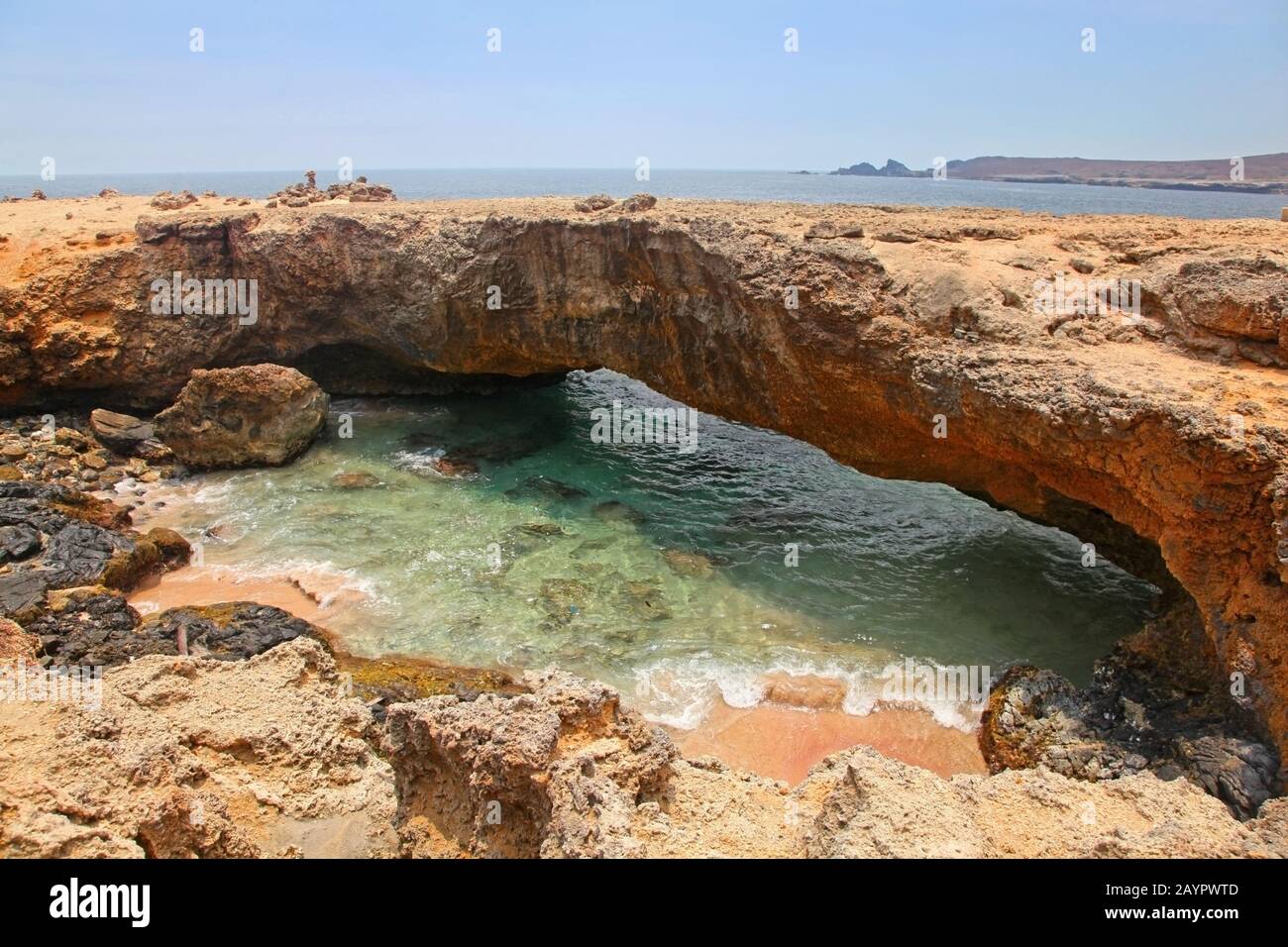 Natural Bridge, formato da calcare di corallo, Aruba, Mala Antilies, Caraibi. Foto Stock