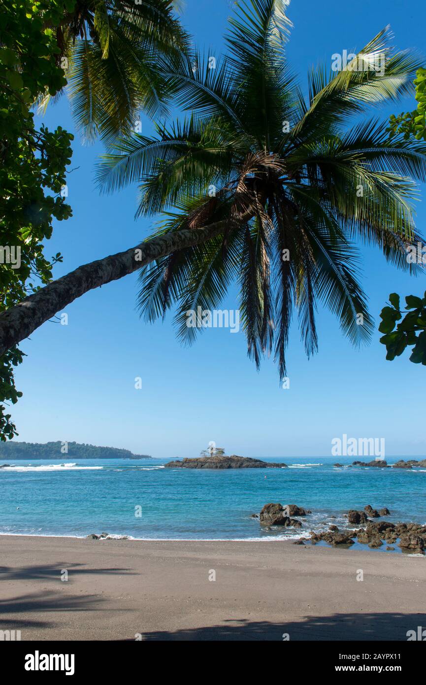 Vista della spiaggia di Playa San Josecito sulla penisola di Osa sulla Costa del Pacifico del Costa Rica. Foto Stock