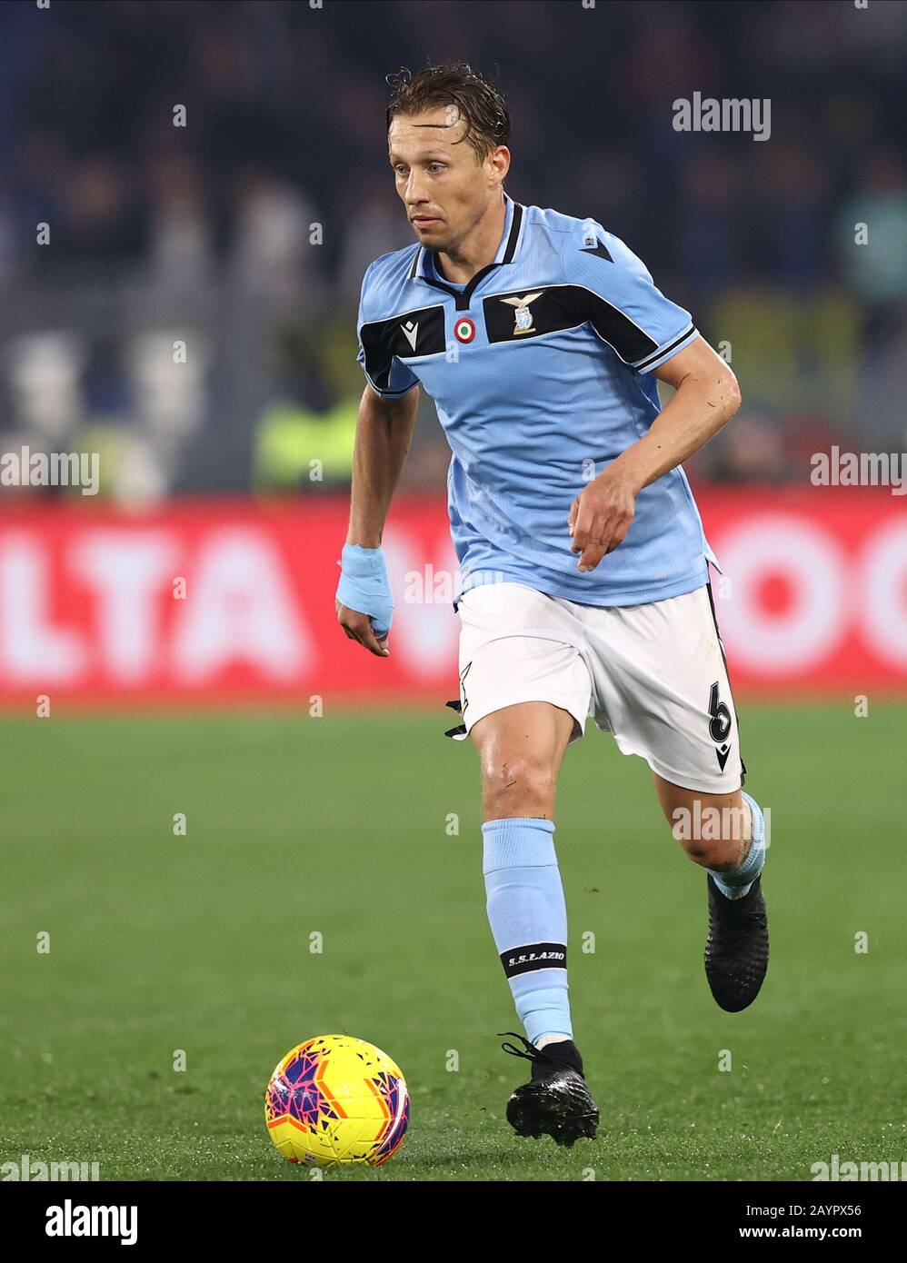 Stadio Olimpico, Roma, Italia. 16th Feb, 2020. Serie A Football, Lazio vs Inter Milan; Lucas Leiva Pezzini del Lazio si rompe sul pallone credito: Action Plus Sports/Alamy Live News Foto Stock