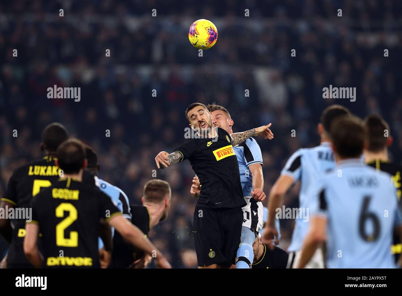 Stadio Olimpico, Roma, Italia. 16th Feb, 2020. Serie A Football, Lazio vs Inter Milan; Matias Vecino dell'Inter Milan sale per vincere la testata Credit: Action Plus Sports/Alamy Live News Foto Stock