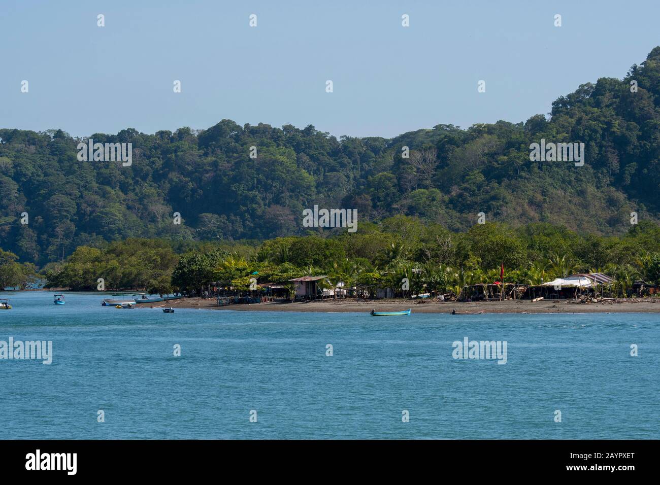 Vista del litorale con capanne vicino a Golfito nel Golfo Dulce in Costa Rica. Foto Stock