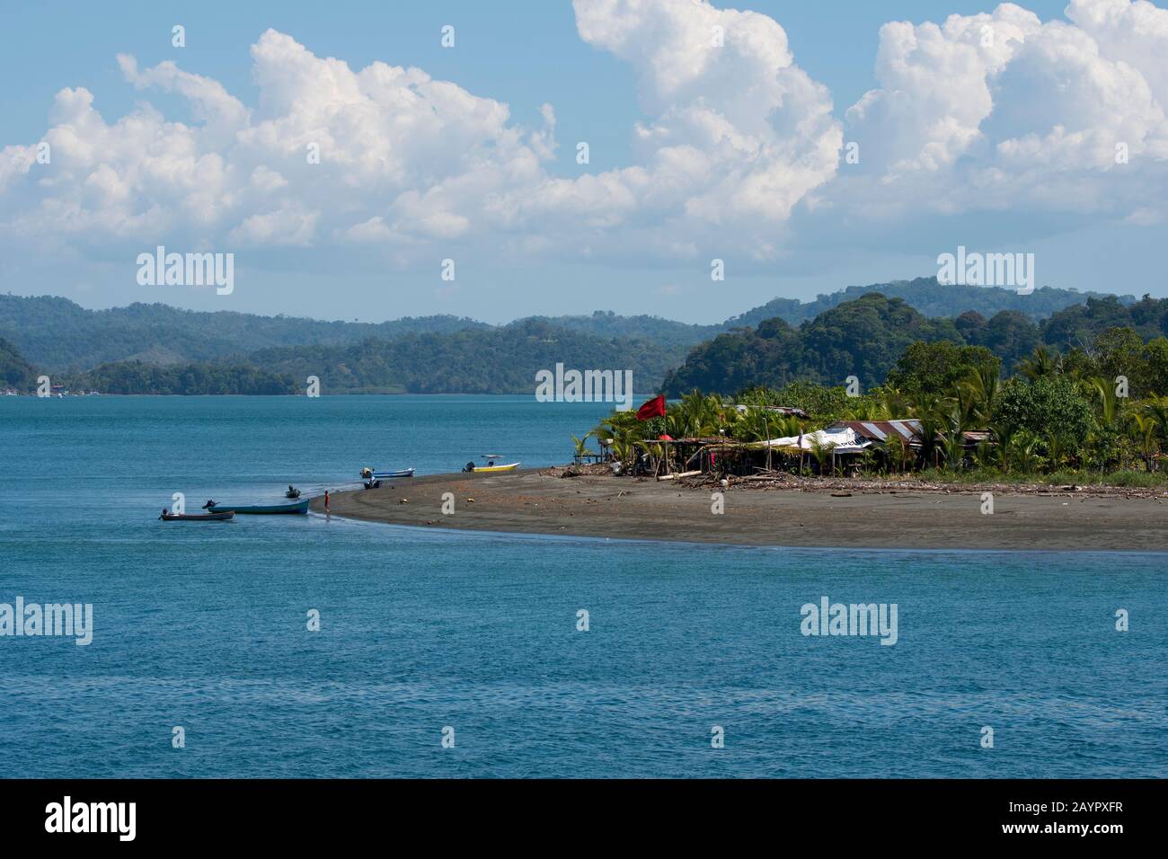 Vista del litorale con capanne vicino a Golfito nel Golfo Dulce in Costa Rica. Foto Stock