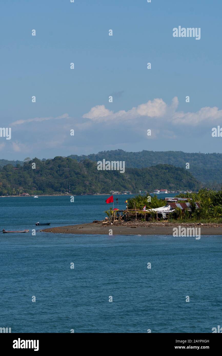 Vista del litorale con capanne vicino a Golfito nel Golfo Dulce in Costa Rica. Foto Stock