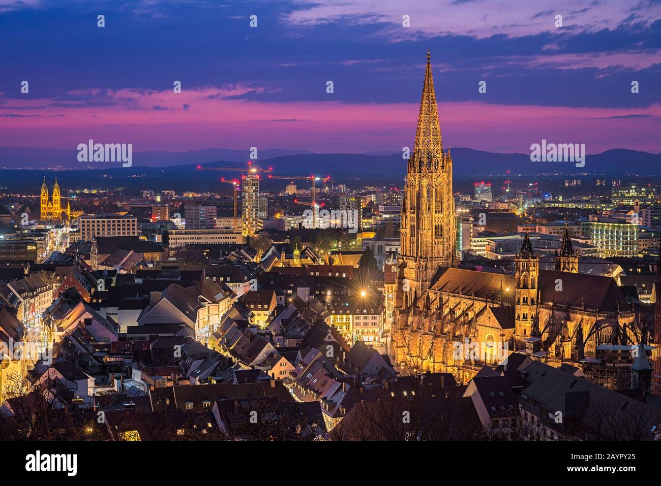 Skyline notturno di Friburgo in Breisgau, Germania Foto Stock