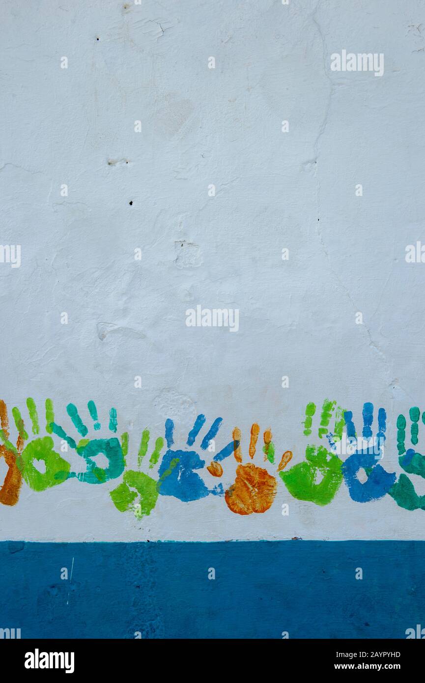 Dettaglio di una casa con stampe colorate sul muro sull'isola tropicale di Isla Taboga al largo della costa di Panama City, Panama. Foto Stock