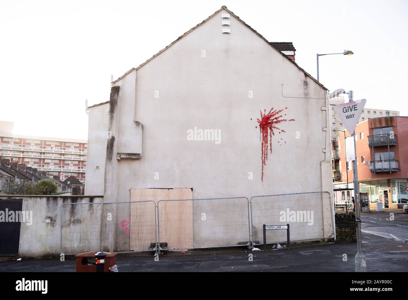 L'ultima opera d'arte di Banksy a Barton Hill, Bristol, che è stata rivelata il giorno di San Valentino dall'artista. L'arte di strada è stata ora coperta a seguito di vandalismo. 16 Febbraio 2020. Foto Stock