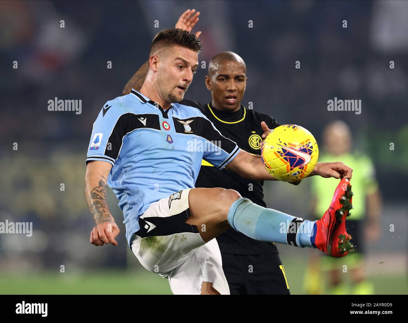 Stadio Olimpico, Roma, Italia. 16th Feb, 2020. Serie A Football, Lazio Vs Inter Milan; Sergej Milinkovic Savic Del Lazio Detiene Ashley Young Dell'Inter Milan Credit: Action Plus Sports/Alamy Live News Foto Stock