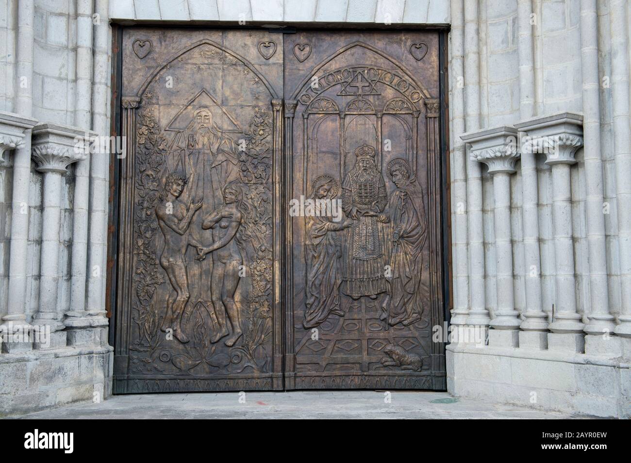 Porta di bronzo della Basilica del voto Nazionale, una Chiesa Cattolica Romana situata nel centro storico di Quito, Ecuador. Foto Stock