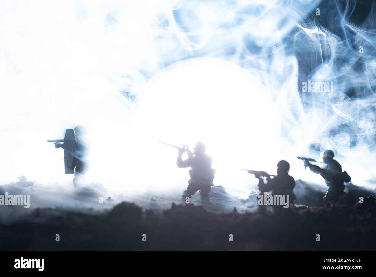 Scena di battaglia con i soldati giocattolo in fumo su sfondo nero Foto Stock