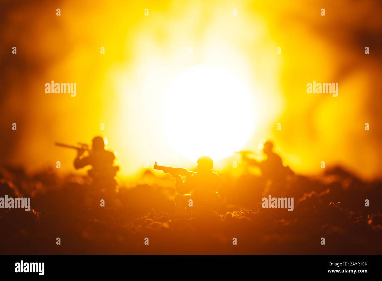 Scena di battaglia con i guerrieri giocattolo in fumo e tramonto sullo sfondo Foto Stock