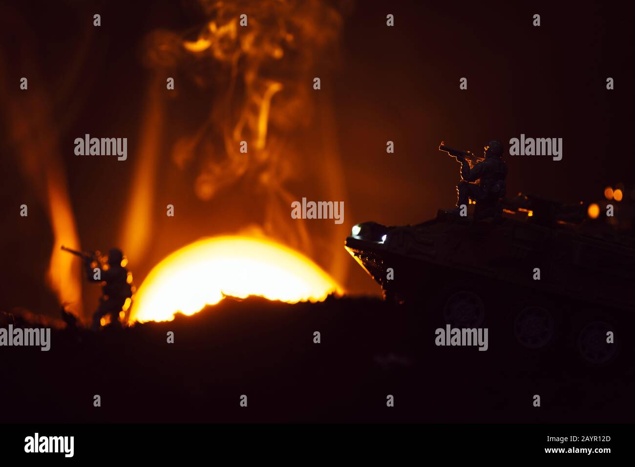 Scena di battaglia con i guerrieri giocattolo e canotta in fumo con tramonto sullo sfondo Foto Stock