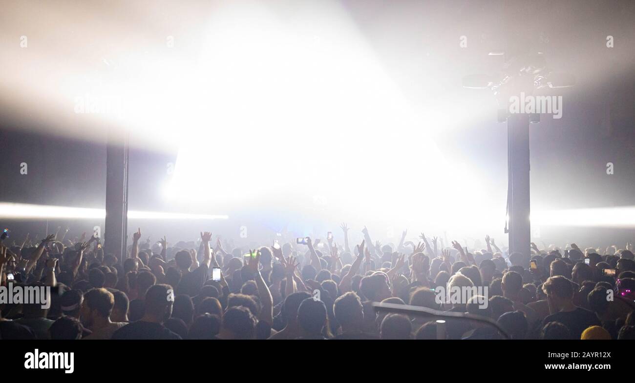 La gente nasconde la silhouette al concerto dalla luce posteriore Foto Stock