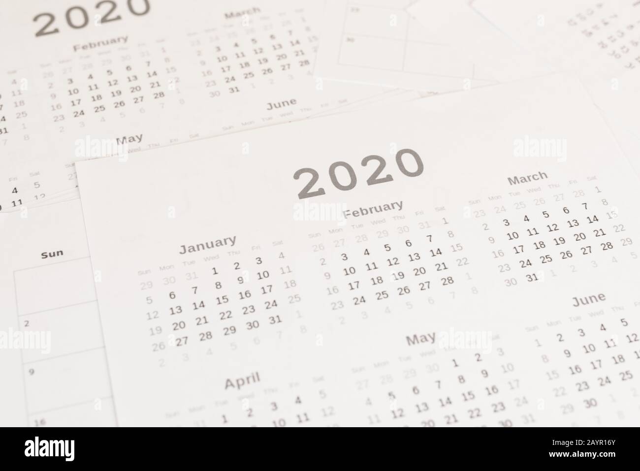 Vista ad alto angolo dei calendari cartacei del 2020 Foto Stock