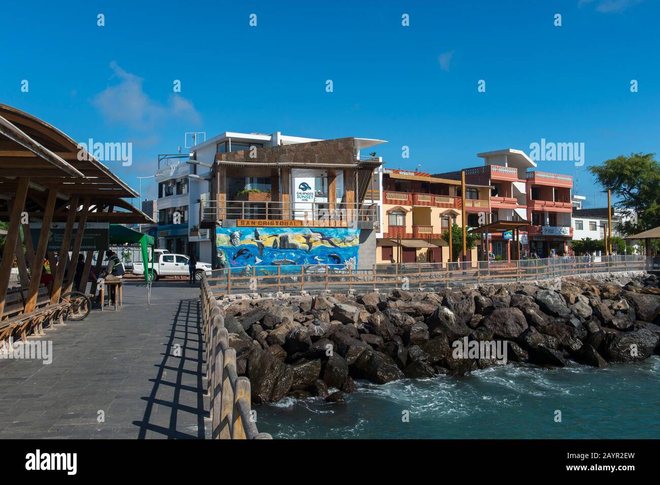 Vista del villaggio dal molo nel porto di San Cristobal Island (Isla San Cristobal) o Chatham Island nelle Isole Galapagos, Ecuador. Foto Stock