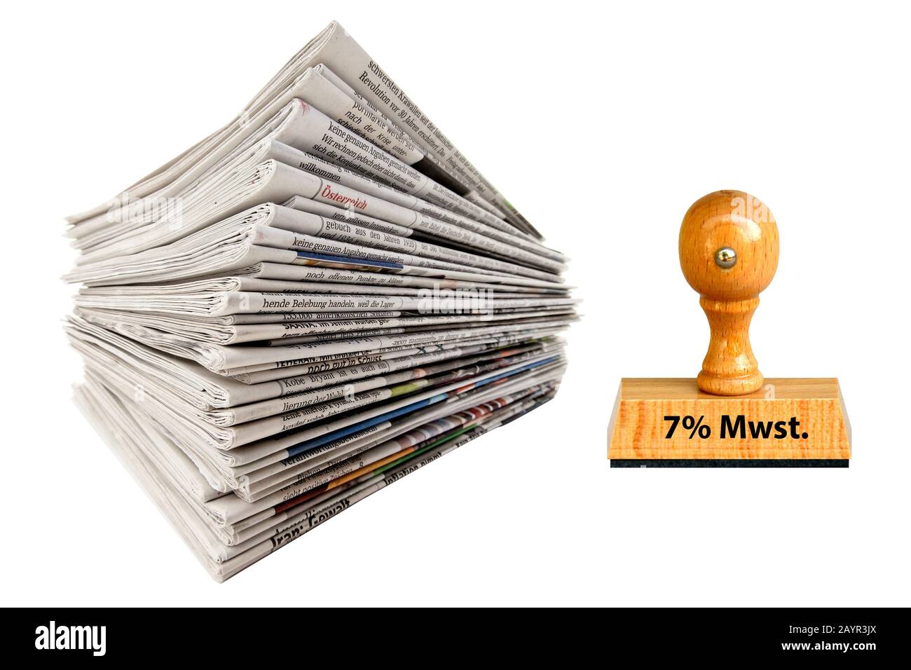 Bollatura 7 % Mwst, 7 % imposta sul valore aggiunto, con pila di giornali, Germania Foto Stock