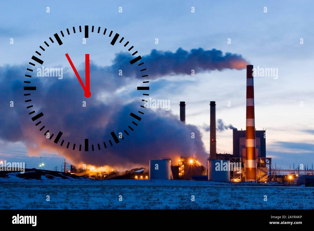 Centrale elettrica a carbone, orologio con visualizzazione 5 per 12, cambiamento climatico, composizione, Austria Foto Stock