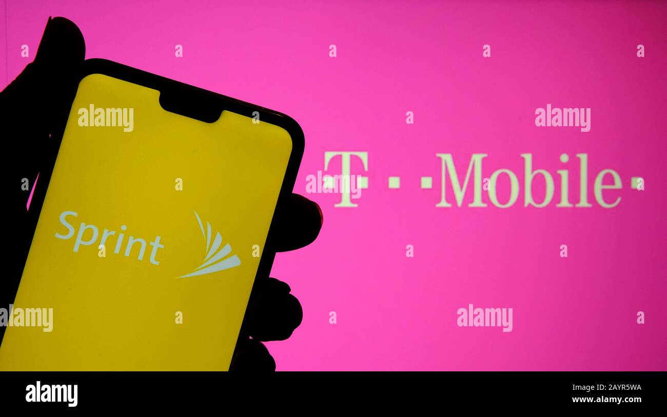 Logo Sprint e T Mobile sugli schermi dei dispositivi mobili. Concetto di fusione di due società. Foto reale, nessuna modifica nel post. Foto Stock
