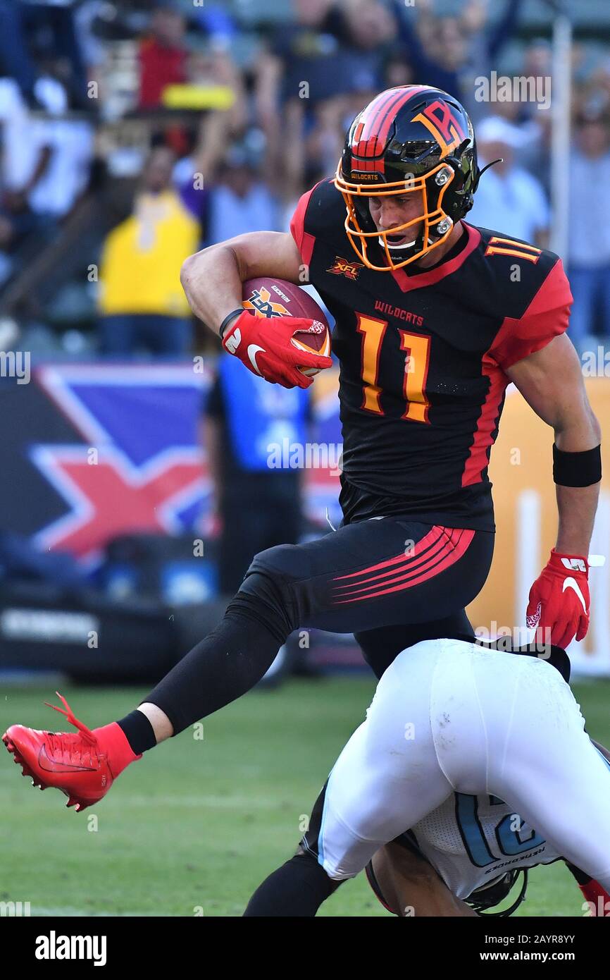 Carson, California. 16th Feb, 2020. La Wildcats Wide Receiver Nelson Spruce n. 11 cattura il passo e corre per il touchdown passato Dallas Renegades sicurezza Micah Abernathy n. 21 in azione durante la partita di calcio XFL contro i Dallas Renegades al Dignity Heath Sports Park di Carson, California.The Dallas Renegades Sconfiggere La Wildcats 25-18.Mandatory Photo Credit: Louis Lopez/Csm/Alamy Live News Foto Stock