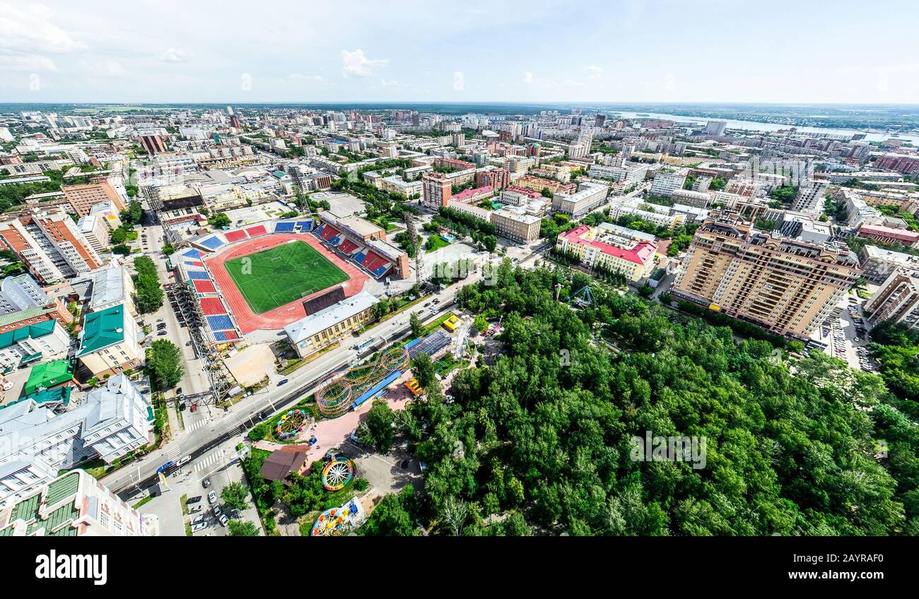 Antenna vista città con incroci e strade, case, edifici, parchi e parcheggi. Estiva soleggiata immagine panoramica Foto Stock