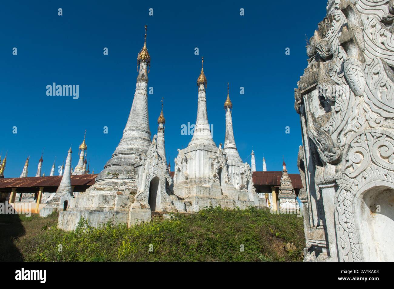 Stupa del complesso pagoda al villaggio di Taungto sulla riva ovest del lago di Inlay in Myanmar. Foto Stock