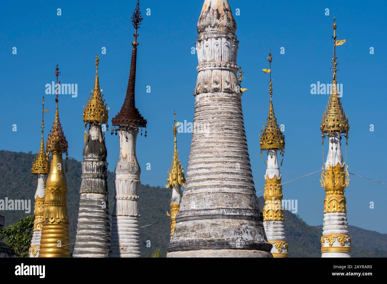 Stupa del complesso pagoda al villaggio di Taungto sulla riva ovest del lago di Inlay in Myanmar. Foto Stock