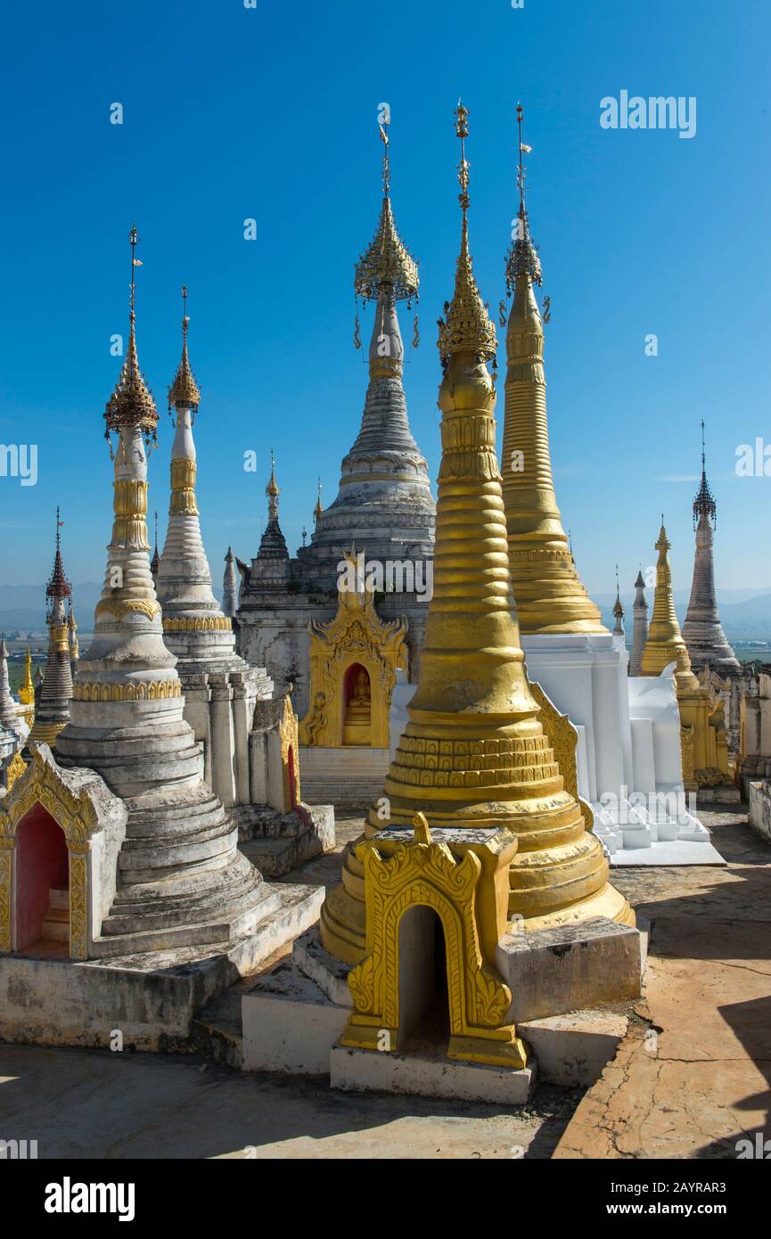 Stupa del complesso pagoda al villaggio di Taungto sulla riva ovest del lago di Inlay in Myanmar. Foto Stock