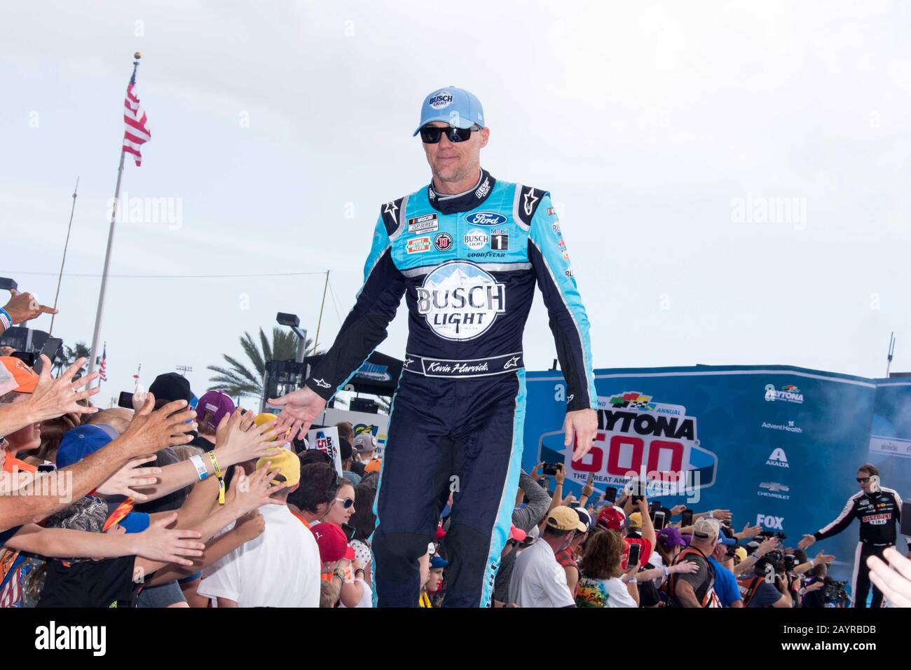 Daytona, Stati Uniti. 16th Feb, 2020. Kevin Harcick saluta i fan prima del 2020 Daytona 500, domenica 16 febbraio 2020 a Daytona, Florida. Foto di Edwin Locke/UPI Credit: UPI/Alamy Live News Foto Stock