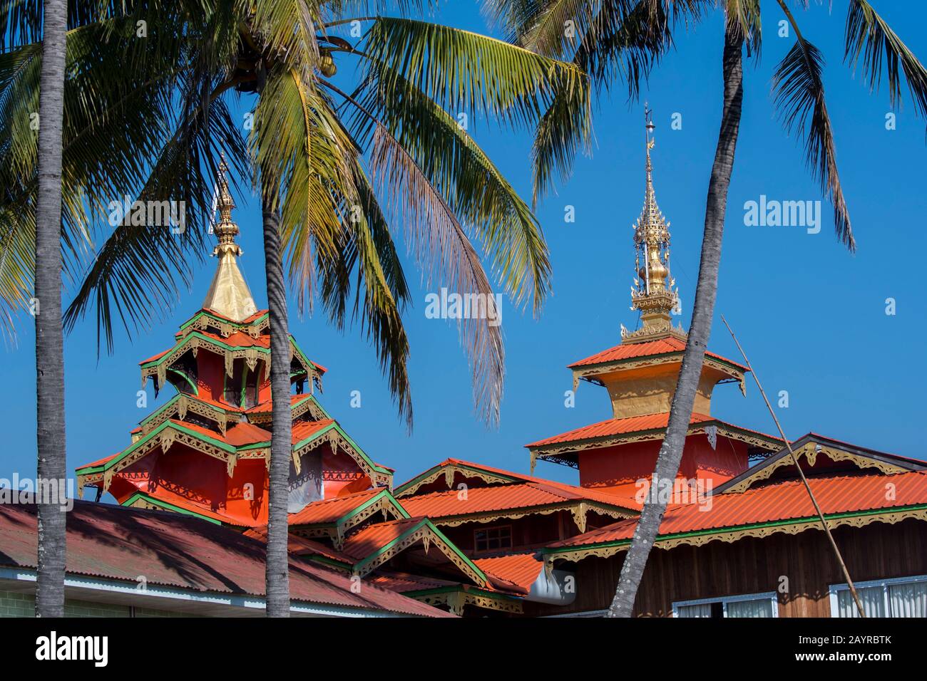 Un monastero buddista nel villaggio di Khaung Tai sul lago Inle in Myanmar. Foto Stock
