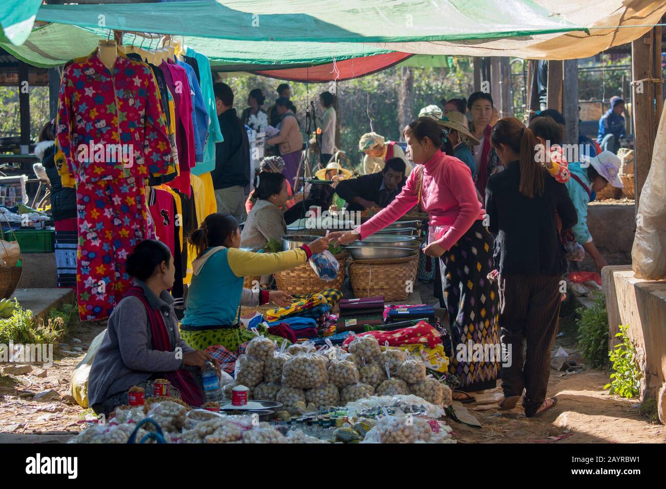 Una colorata scena di mercato nel villaggio di Khaung Tai sul Lago Inle in Myanmar. Foto Stock