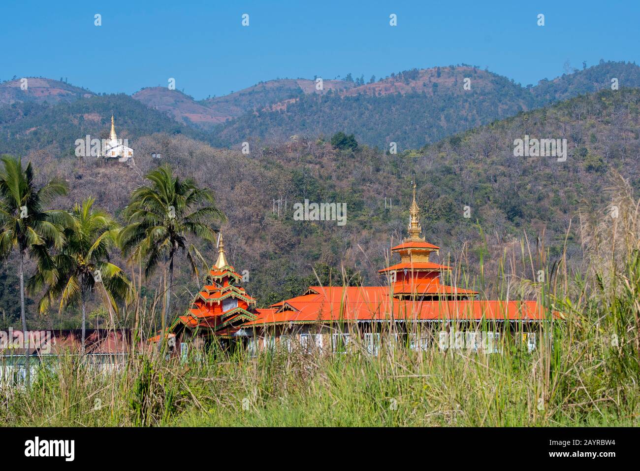 Un monastero buddista nel villaggio di Khaung Tai sul lago Inle in Myanmar. Foto Stock